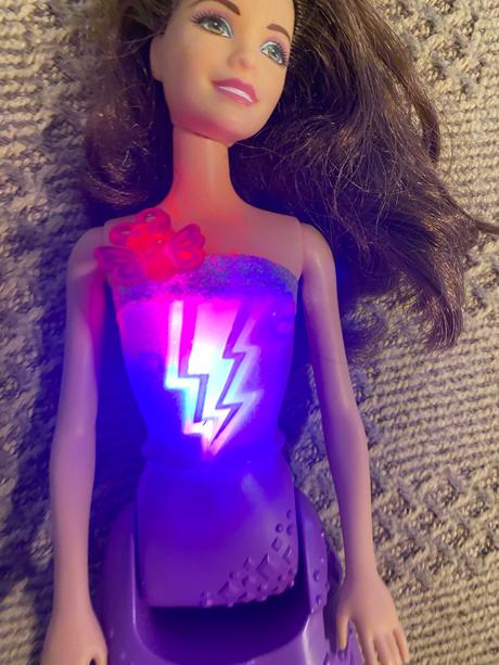 Krásna svietiaca barbie, vydávajúca zvuky bozku a,