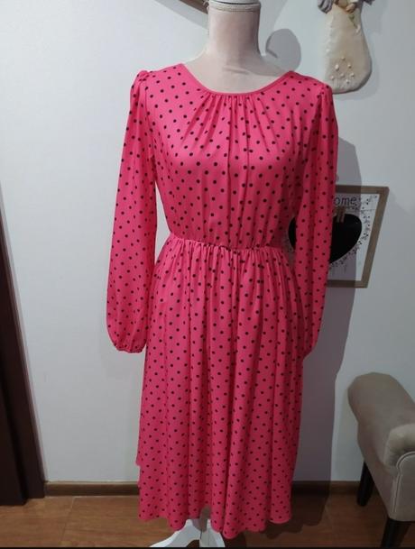 Bodkované šaty, 38