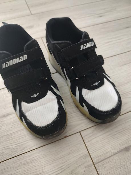 Topánky s kolieskom, 37