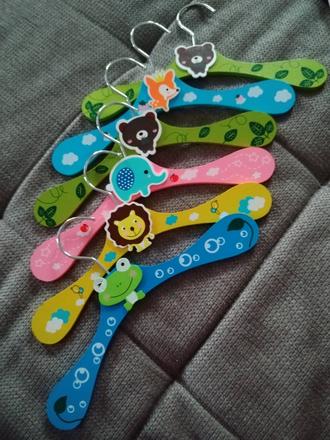 Krásne detské vešiaky drevené 6ks, 