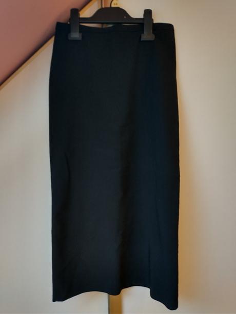 Čierna elastická sukňa, 36