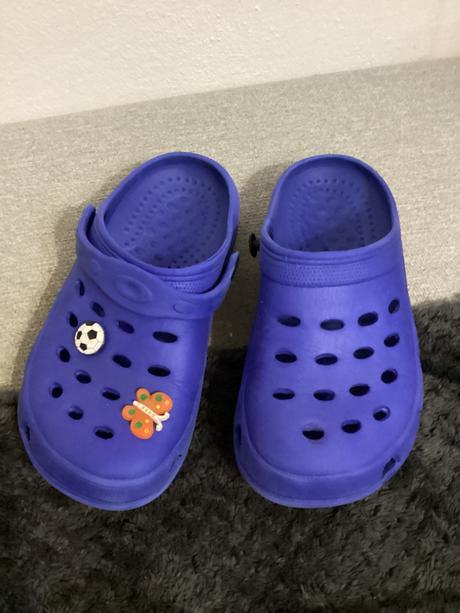 Modré crocs s  poškodením, 31