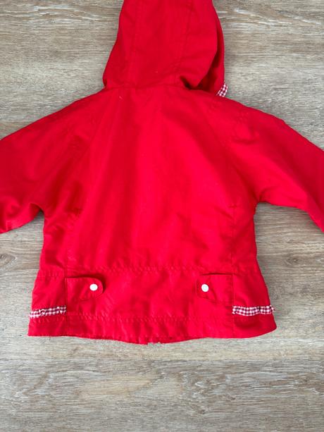 Červená bundička borti, 74