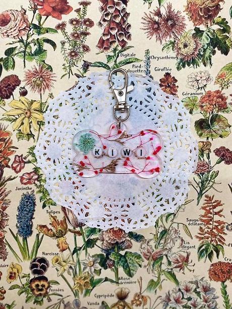 Kľúčenka s príveskom zo živice, 