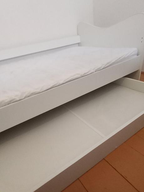 Predam detskú posteľ s matracmi a roštom, šírka (cm): 90,dĺžka (cm): 160