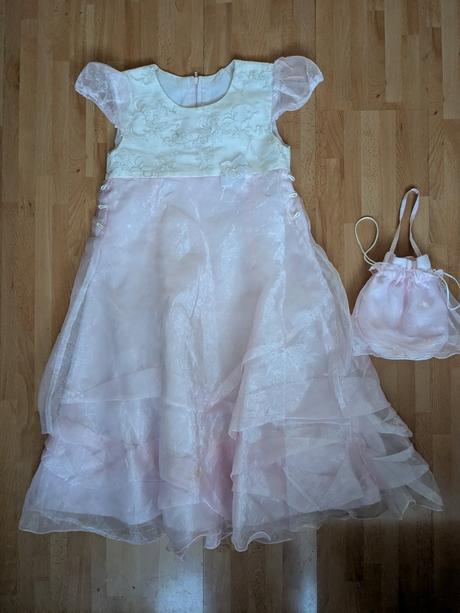 Slávnostné šaty, 104