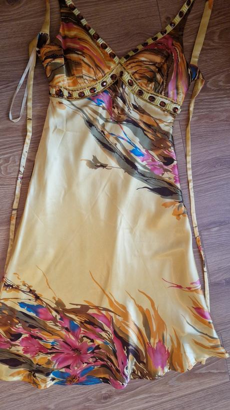 Krásne kamienkové šaty, 38