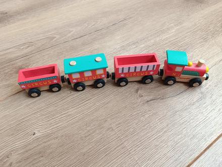 Dreveny vlacik cirkus,