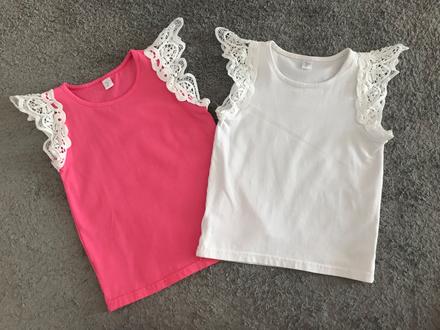 2 letné trička s čipkou v.104/110, 104