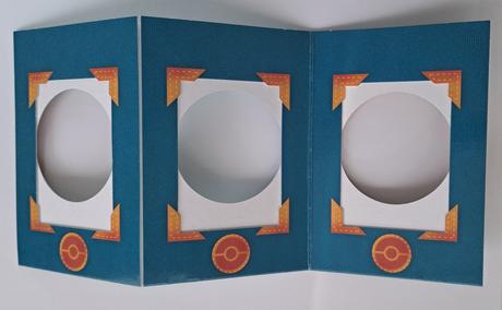 Pokémon stojan na 3 karty, 