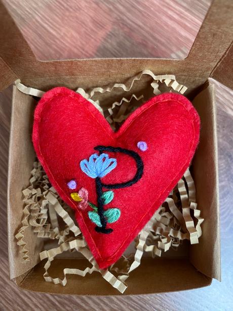 Ručne vyšívana ozdoba na kočík / ruksak, 