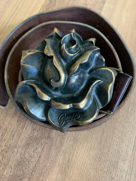 Opasok s kovovou ruzou, guess