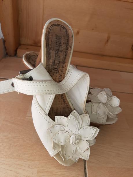 Biele sandálky, baťa,38