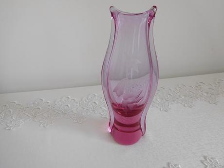 Alexnadritové hútni sklo s růži výška 27,5 cm, 