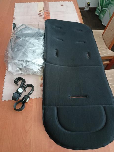 Pláštenka, podložka, držiaky na tašku, sieťka, zopa