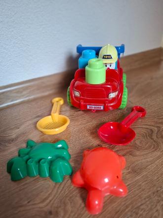 Autíčko s formičkami,lopatkou a sitkom do piesku,