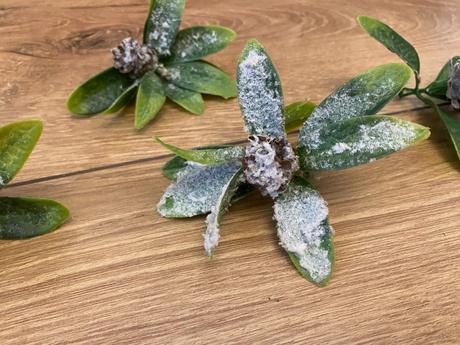 Lístočky zasnežené so šiškou 7 ks ( sada ), 