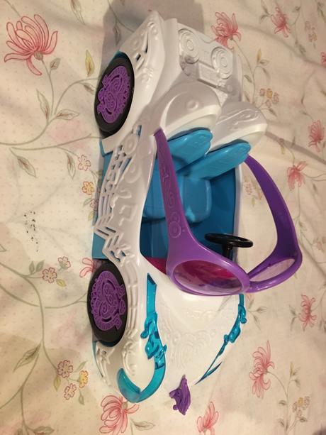 Equestrian auto s okuliarmi, 