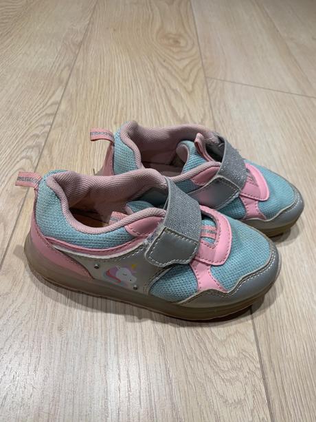 Svietiace tenisky, 27