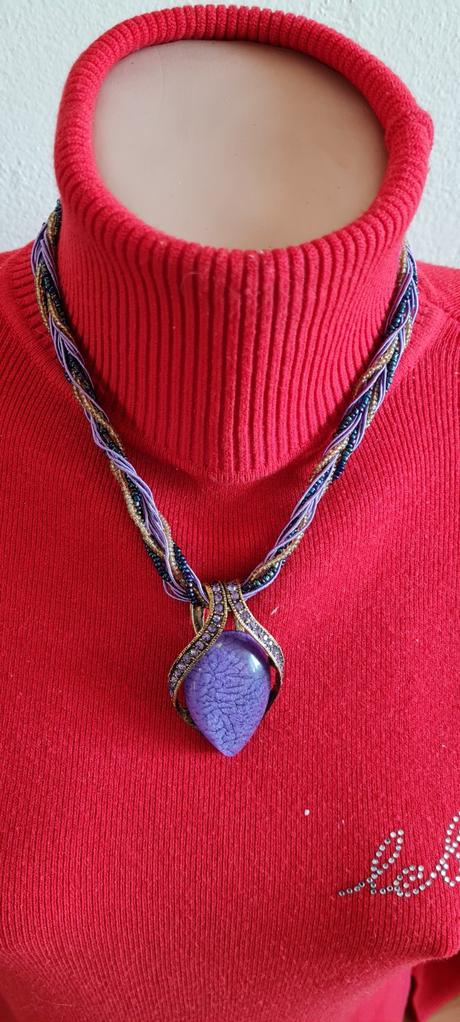 Fialový náhrdelník, 