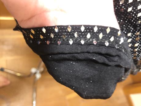 Trblietavé šaty, s