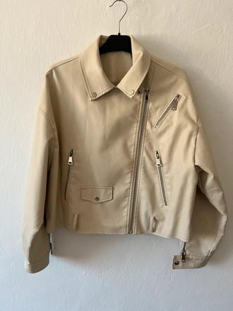 Krémová koženka, l