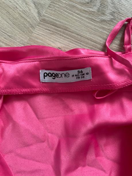 Rúžový saténový top, 36