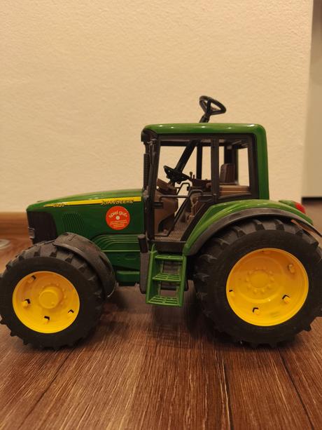 Bruder traktor john deere s vlečkou, 