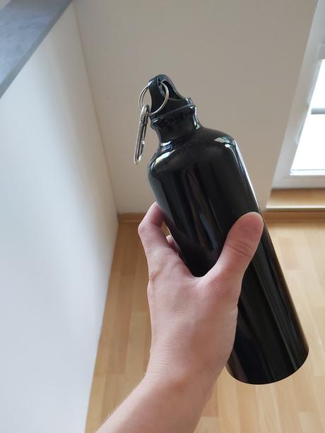 Hliníková športová fľaša s karabínou., 