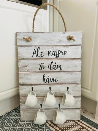 Vintage nástenná dekorácia na kávové šálky,