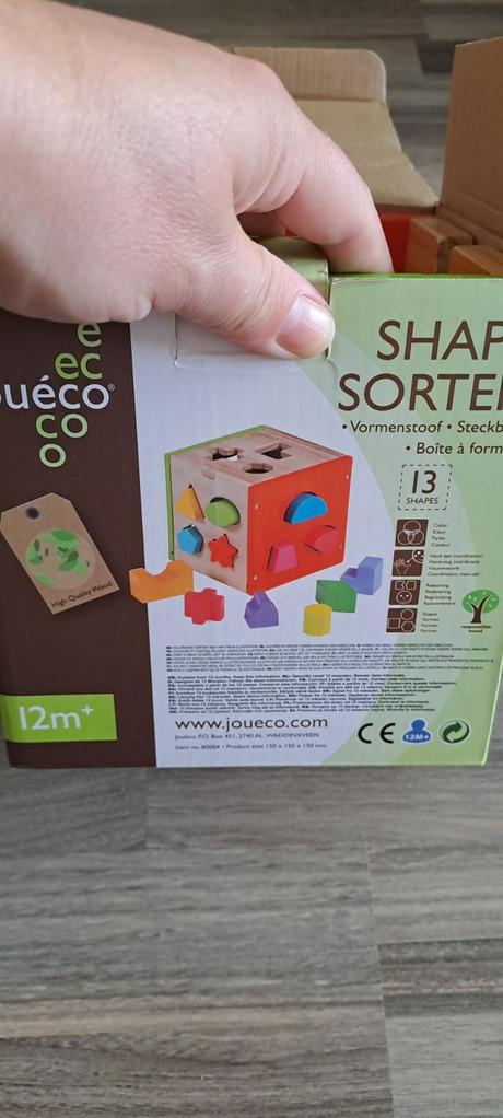 Drevená kocka s vkladačkami jouéco,