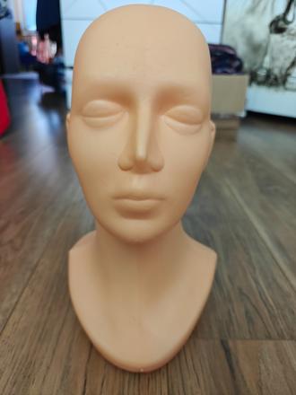 Dámska plastová hlava na parochne,