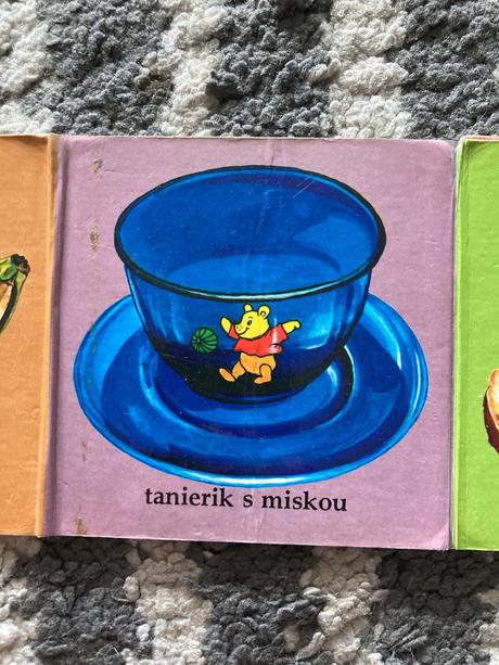 Leporelá pri stole a o psíkovi zo záhradky, 