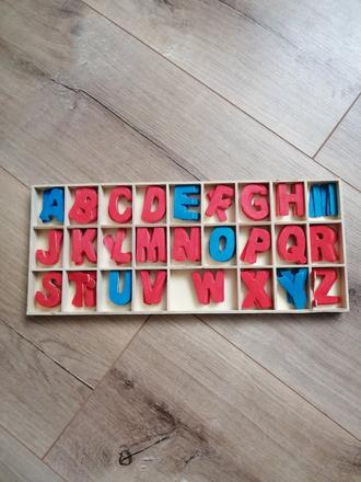 Červeno modrá abeceda montessori písmená, 