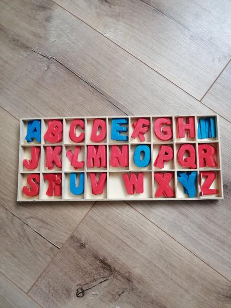 Červeno modrá abeceda montessori písmená, 