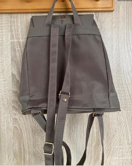 Elegantný ruksak zo zlatými lístkami,