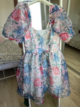 Šaty kratke kvetovane organzove puff rukavy, xs