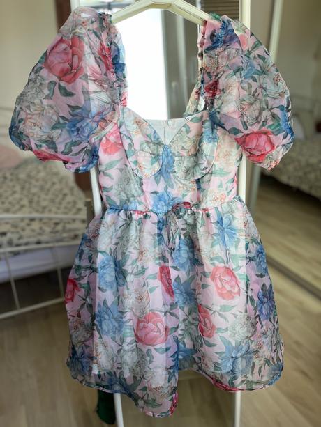 Šaty kratke kvetovane organzove puff rukavy, xs