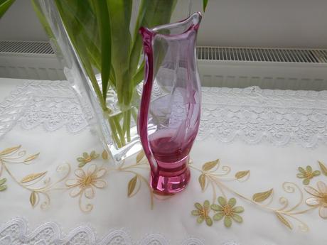 Alexnadritové hútni sklo s růži výška 27,5 cm, 