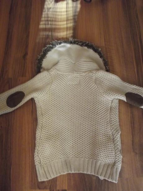 Svetrik s kozusinovym goluerikom a zaplatami na la, 110