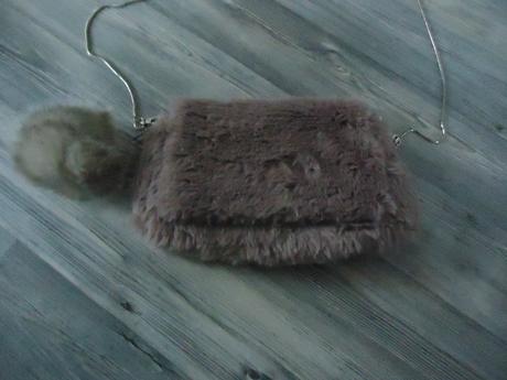 Huňatá mini kabelka,