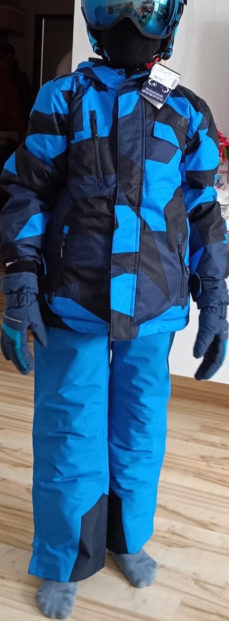 4f lyžiarska súprava bunda + oteplovaky, 146