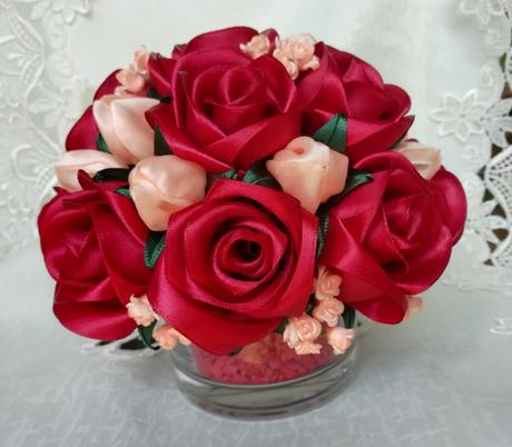 Celoročný aranžmán z ruží, pivoniek a púčikov,