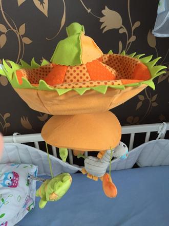 Jané hrací kolotoč nad postielku,