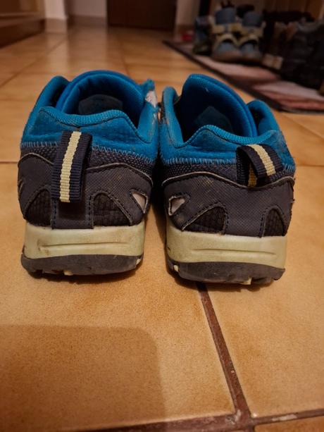 Tenisky aj na turistiku, 33