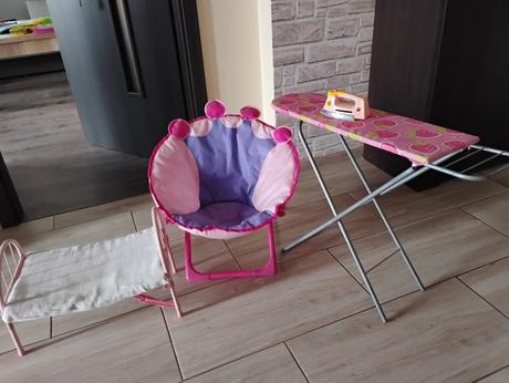 Regál+kresielko+žehliaca doska+hračky,