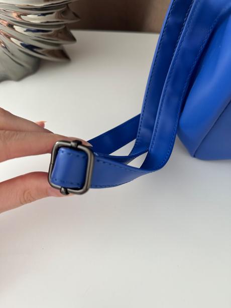 Dámska kabelka s nastaviteľným ramienkom, avon