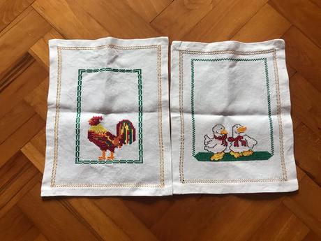 2 výšivky - kohútik a kačičky,