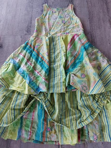 Šaty s nazberanou sukňou, 134