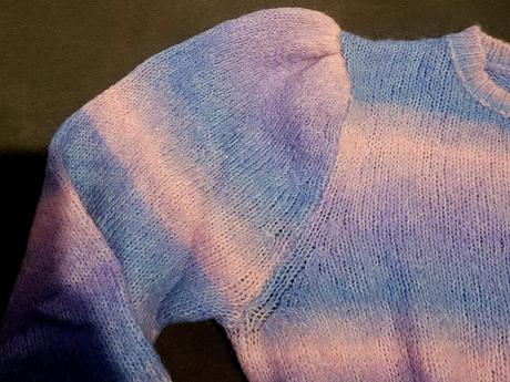 Krásny sveter modro-fialovo-ružový, 